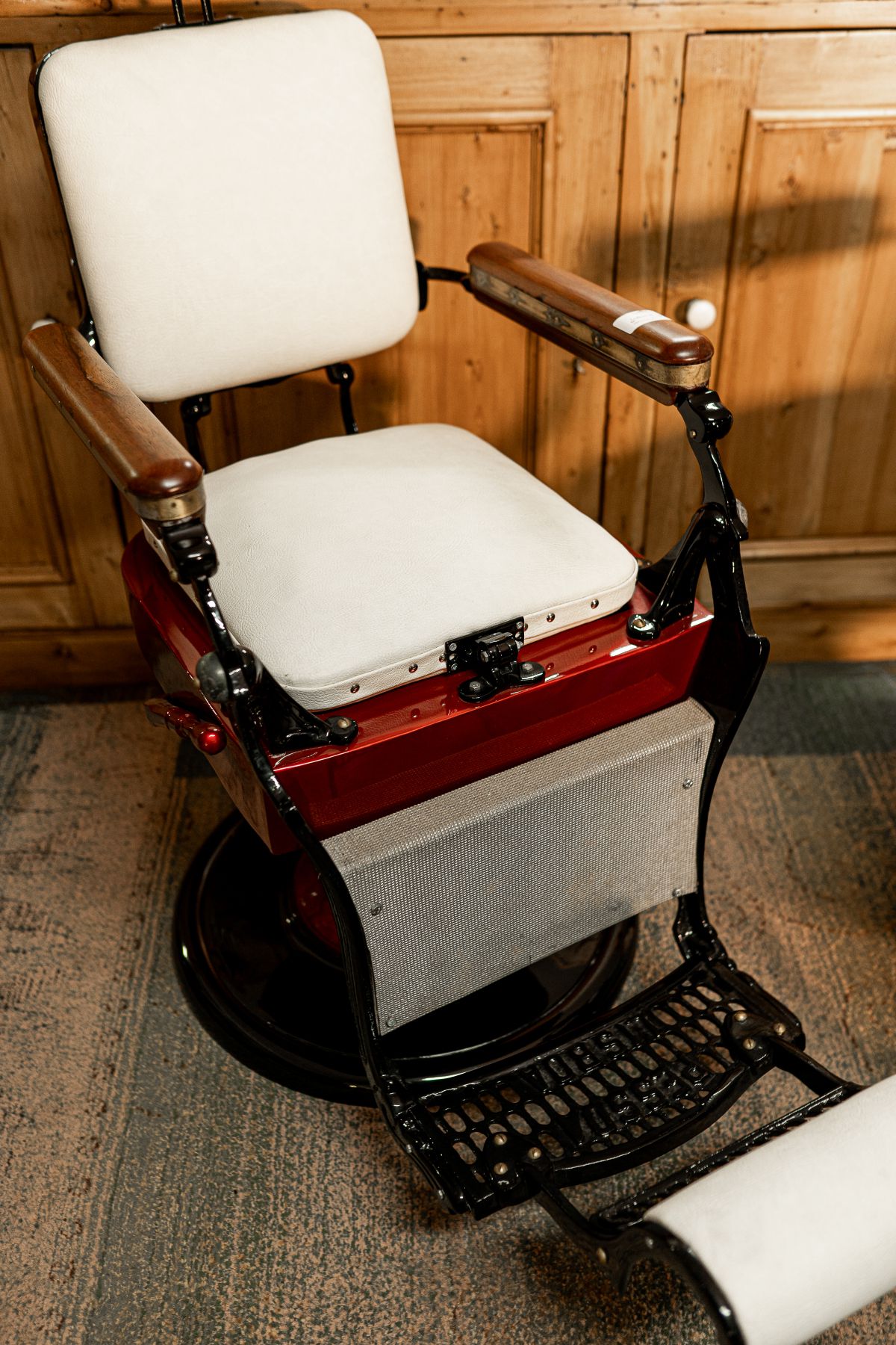 Cadeira de Barbeiro Vermelha e Bege - Antiquoeste – Antiguidades