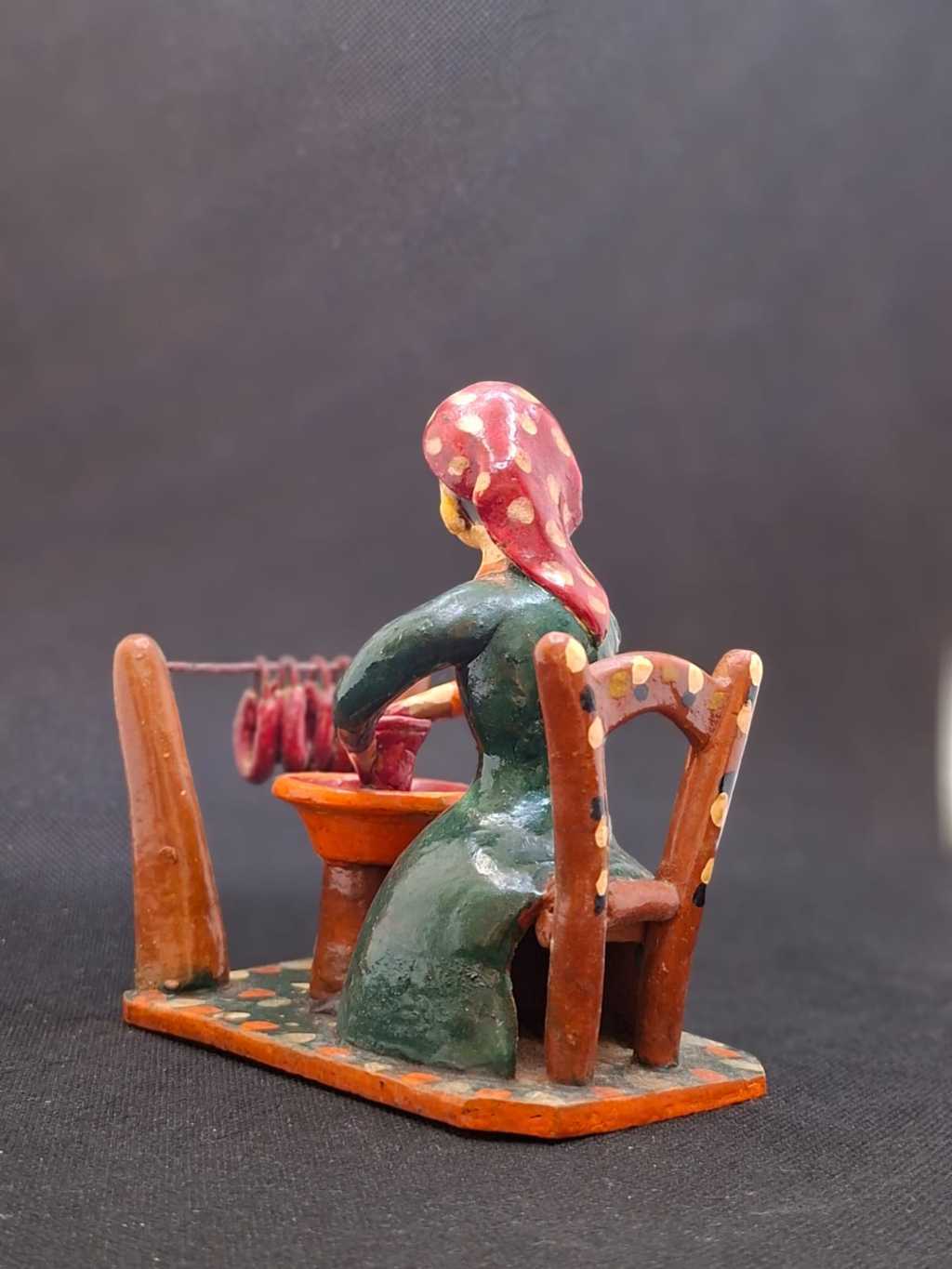 Mulher a fazer chouriços