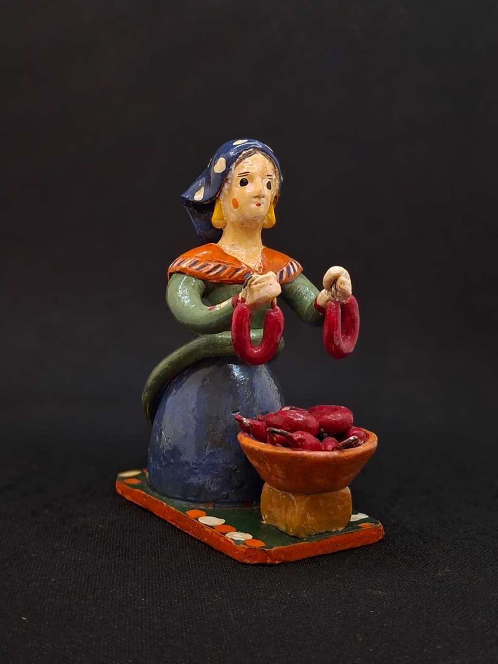 Mulher a fazer chouriços