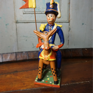 Soldado com bandeira a cavalo