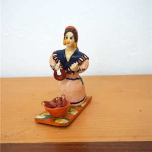 Mulher a fazer chouriços