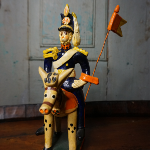 Soldado com bandeira a cavalo