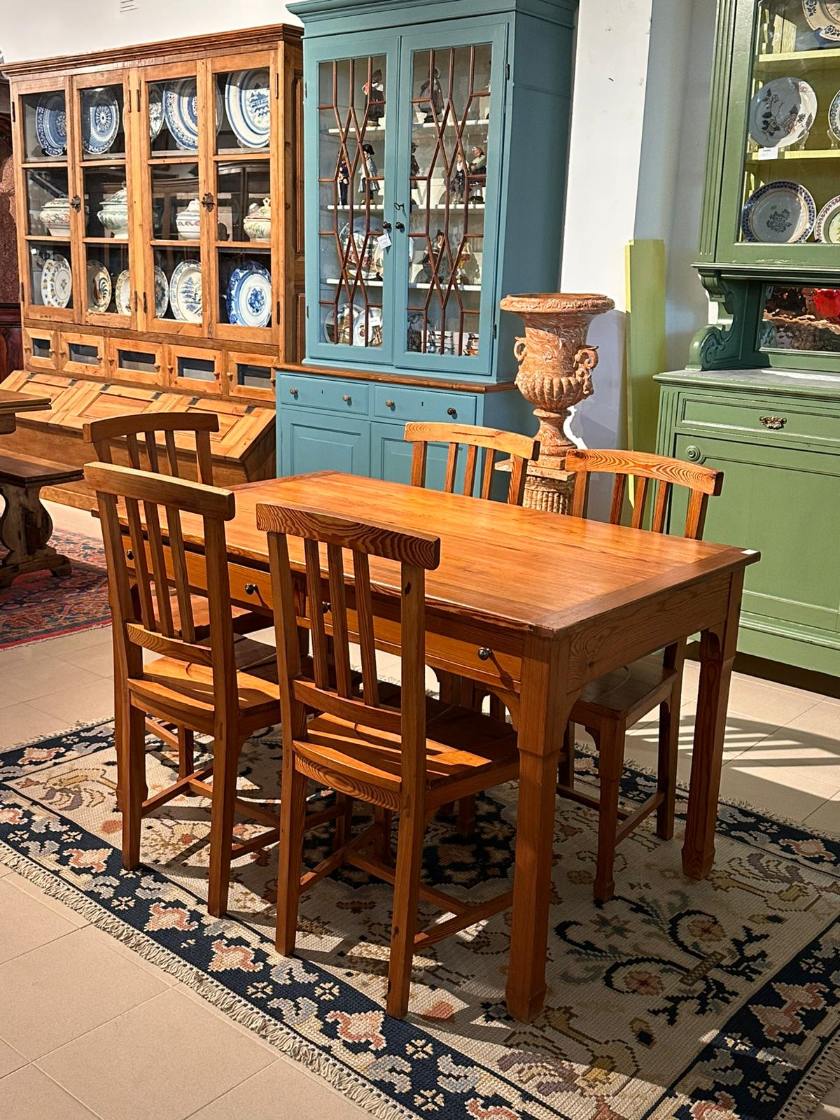 Table set with 5 chairs