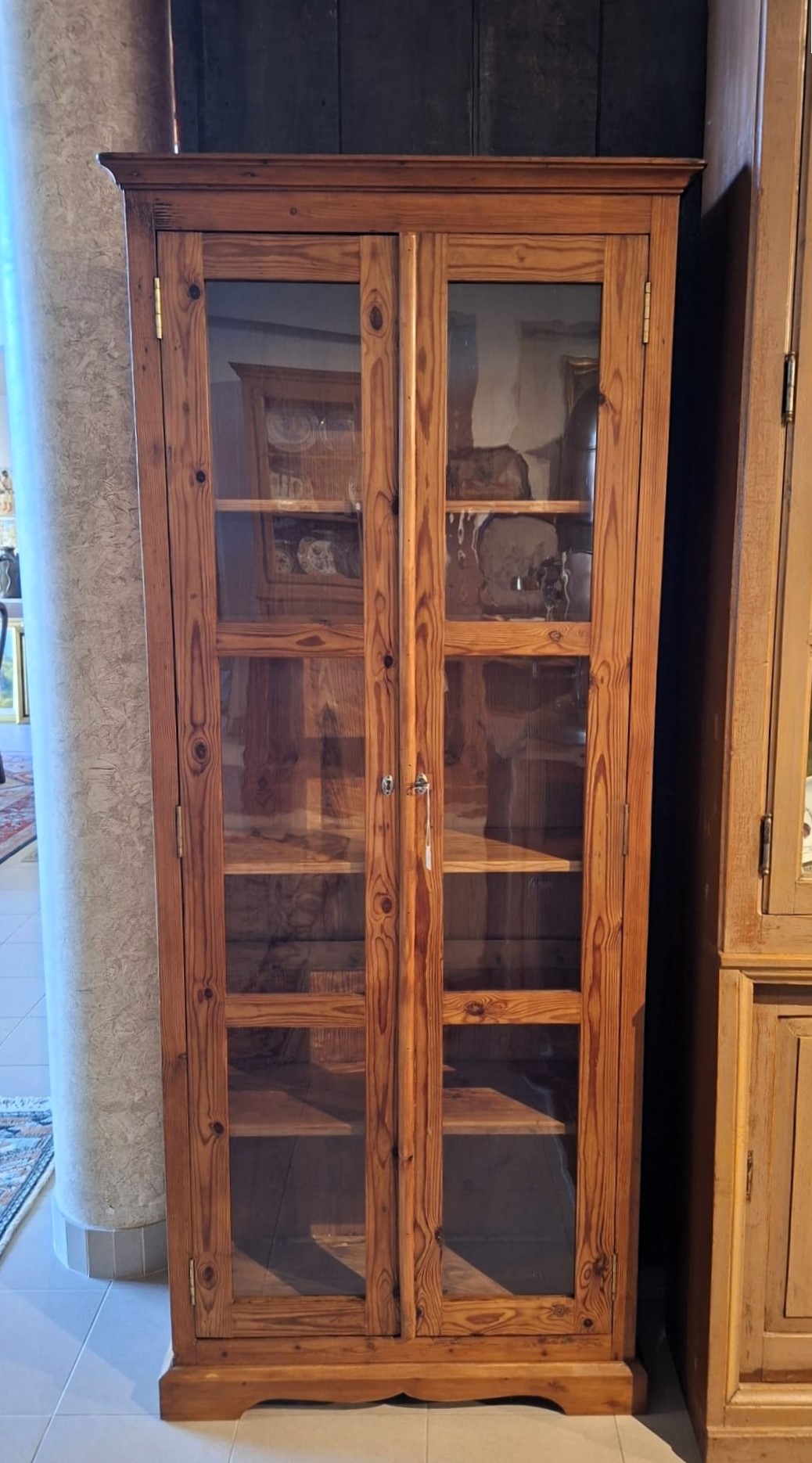 Narrow cabinet